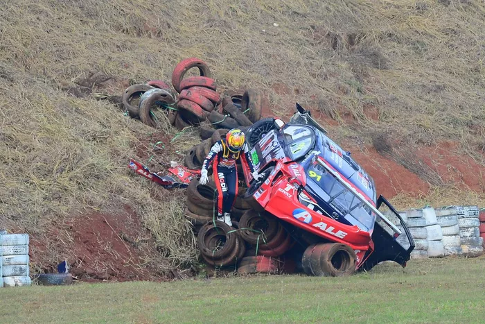 Dudu Barrichello sai do carro após batida em Tarumã