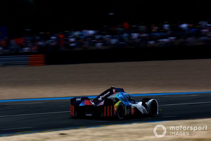 #94 Peugeot Totalenergies Peugeot 9X8 de Loic Duval, Gustavo Menezes, Nico Muller