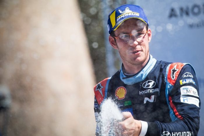 Podio: Thierry Neuville, Hyundai Motorsport