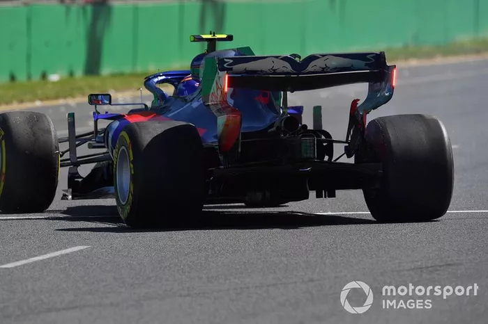Alexander Albon, Toro Rosso STR14, sufre un trompo y daña el alerón delantero