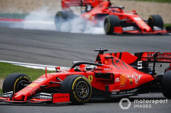 Sebastian Vettel, Ferrari SF90, precede Charles Leclerc, Ferrari SF90, che va al bloccaggio