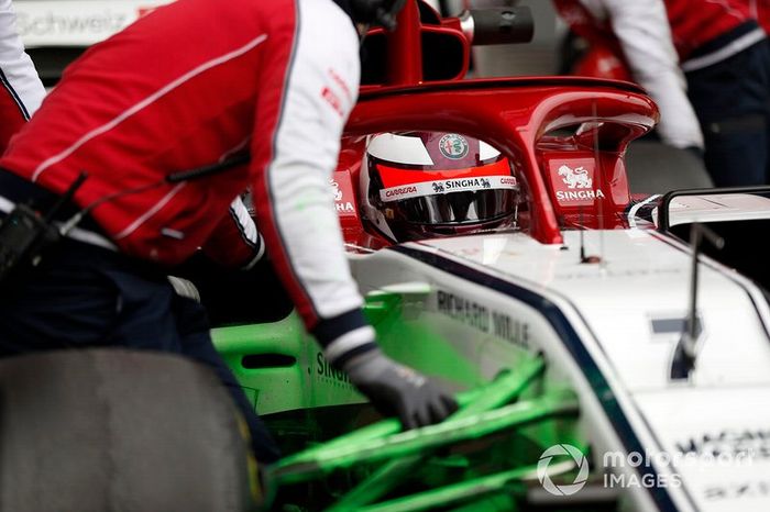 Kimi Raikkonen, Alfa Romeo Racing C38, con parafina en la suspensión delantera