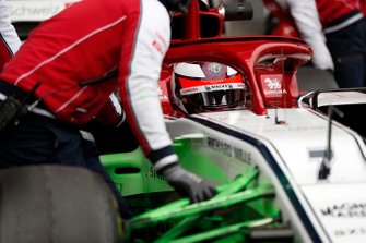 Kimi Raikkonen, Alfa Romeo Racing C38, avec de la peinture aéro sur la suspension avant