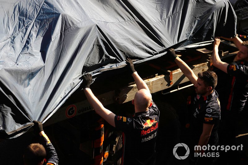 El coche accidentado de Pierre Gasly, Red Bull Racing RB15