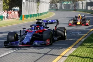 Daniil Kvyat, Toro Rosso STR14, voor Pierre Gasly, Red Bull Racing RB15