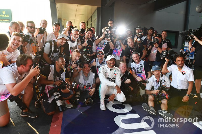 Lewis Hamilton, Mercedes AMG F1, festeggia la pole con un gruppo di fotografi