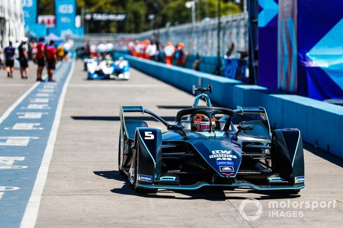 Stoffel Vandoorne, HWA Racelab, VFE-05, pit lane