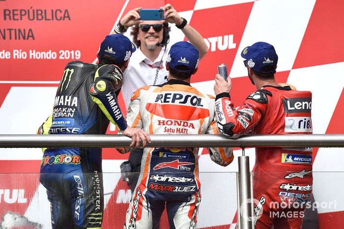 Podio: il vincitore Marc Marquez, Repsol Honda Team, il secondo Valentino Rossi, Yamaha Factory Racing, il terzo Andrea Dovizioso, Ducati Team