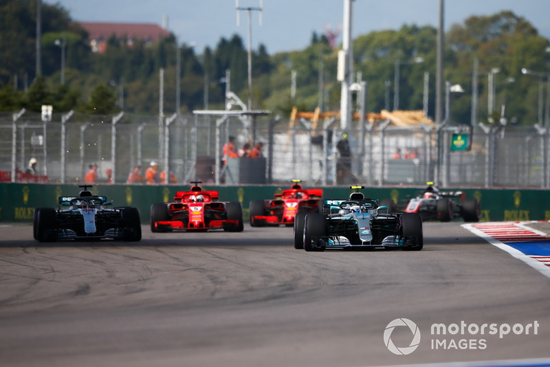 Valtteri Bottas, Mercedes AMG F1 W09, Lewis Hamilton, Mercedes AMG F1 W09, Sebastian Vettel, Ferrari SF71H, y Kimi Raikkonen, Ferrari SF71H