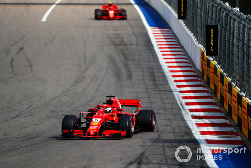 Sebastian Vettel, Ferrari SF71H, lidera a Kimi Raikkonen, Ferrari SF71H