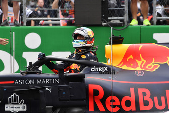 Il poleman Daniel Ricciardo, Red Bull Racing RB14, nel parco chiuso