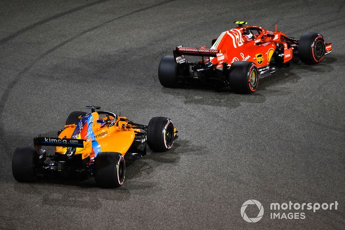 Kimi Raikkonen, Ferrari SF71H y Fernando Alonso, McLaren MCL33 