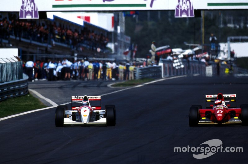 Mika Hakkinen overtakes Jean Alesi