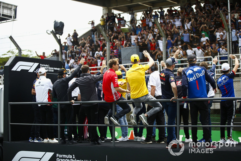 Drivers on the parade wave to fans. L-R: Daniel Ricciardo, Red Bull Racing, Marcus Ericsson, Sauber, Fernando Alonso, McLaren, Stoffel Vandoorne, McLaren, Sebastian Vettel, Ferrari, Nico Hulkenberg, Renault Sport F1 Team, Max Verstappen, Red Bull Racing, Brendon Hartley, Toro Rosso, and Pierre Gasly, Toro Rosso.