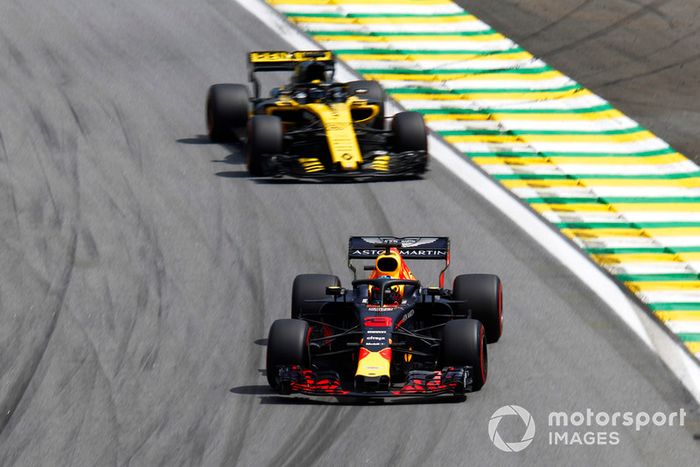 Daniel Ricciardo, Red Bull Racing RB14 y Nico Hulkenberg, Renault Sport F1 Team R.S. 18 