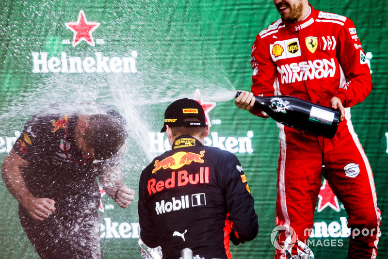 Podio: ganador de la carrera Max Verstappen, Red Bull Racing y tercer lugar Sebastian Vettel, Ferrari