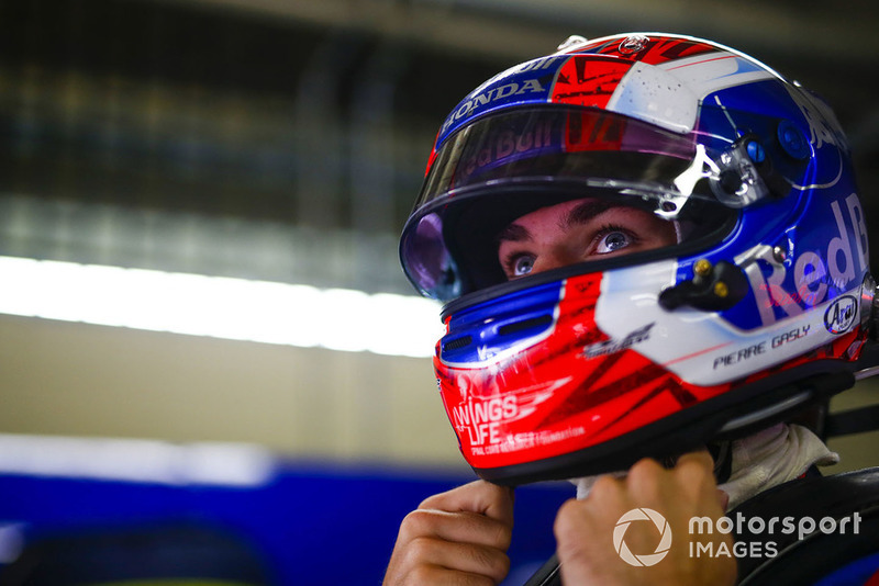 Pierre Gasly, Toro Rosso, ajusta su casco