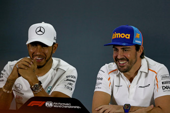 Lewis Hamilton, Mercedes AMG F1 en Fernando Alonso, McLaren, in de persconferentie