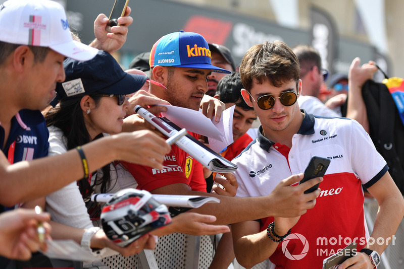 Charles Leclerc, Sauber fans selfie