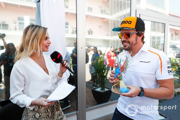 Fernando Alonso, McLaren, con su alebrije