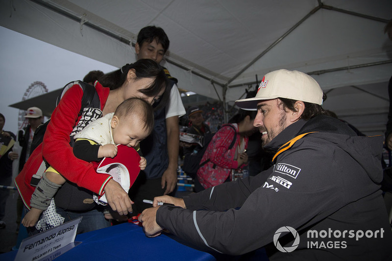 Fernando Alonso, McLaren signs autographs for fans