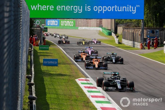 Lewis Hamilton, Mercedes F1 W11 Carlos Sainz Jr., McLaren MCL35, Valtteri Bottas, Mercedes F1 W11, Lando Norris, McLaren MCL35 al inicio