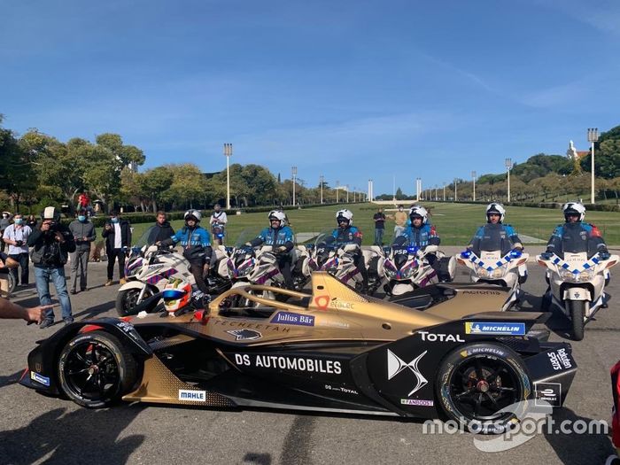 Antonio Felix Da Costa, piloto de DS TECHEETAH FE Team, celebra el campeonato de Fórmula E en Lisboa, Portugal