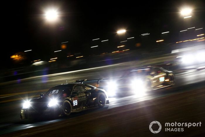 #99 Dempsey-Proton Racing Porsche 911 RSR: Vutthikorn Inthraphuvasak, Lucas Legeret, Julien Andlauer