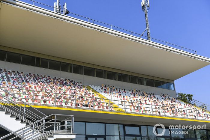 Siluetas de aficionados en Monza