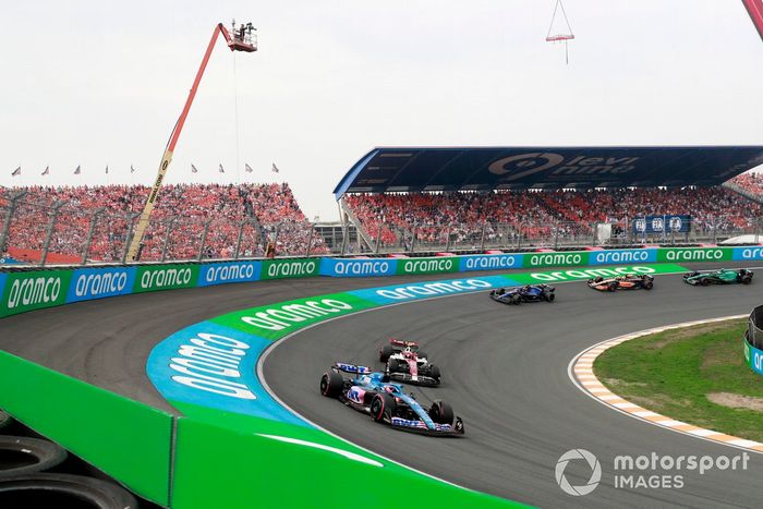 Fernando Alonso, Alpine A522, Zhou Guanyu, Alfa Romeo C42, Alex Albon, Williams FW44