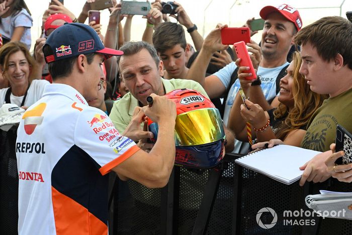 Marc Márquez, del equipo Repsol Honda, con los aficionados