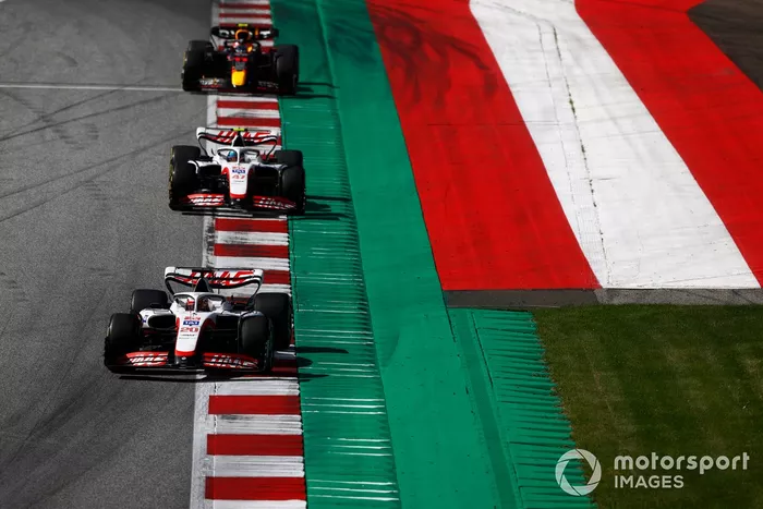 Kevin Magnussen, Haas VF-22, Mick Schumacher, Haas VF-22, Sergio Pérez, Red Bull Racing RB18 