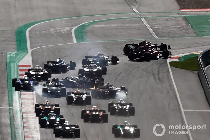 Max Verstappen, Red Bull Racing RB18, Charles Leclerc, Ferrari F1-75, Carlos Sainz, Ferrari F1-75, el resto a través de la primera curva