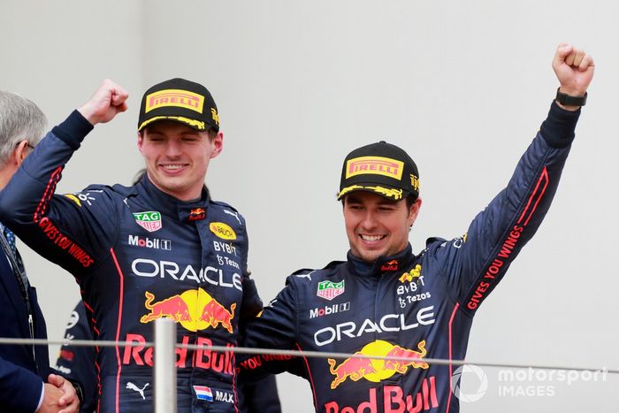Podio: ganador Max Verstappen, Red Bull Racing, segundo lugar Sergio Pérez, Red Bull Racing