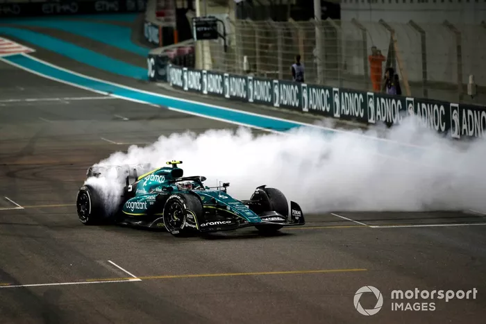 Sebastian Vettel, Aston Martin AMR22, realiza donuts en la parrilla al final de la carrera