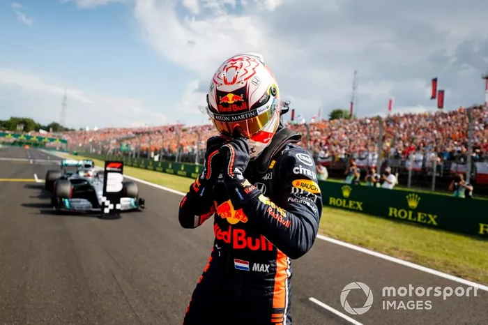Max Verstappen, Red Bull Racing, lo celebra tras conseguir su primera pole position