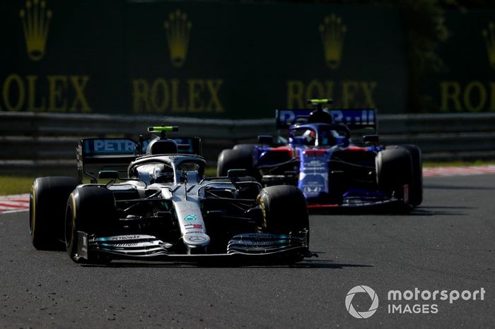 Valtteri Bottas, Mercedes AMG W10, Alexander Albon, Toro Rosso STR14