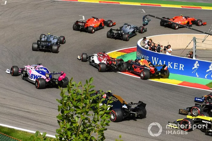 Charles Leclerc, Ferrari SF90, lidera Sebastian Vettel, Ferrari SF90, Lewis Hamilton, Mercedes AMG F1 W10 y Valtteri Bottas, Mercedes AMG W10. Detrás, Max Verstappen, Red Bull Racing RB15 toma contacto con Kimi Raikkonen, Alfa Romeo Racing C38