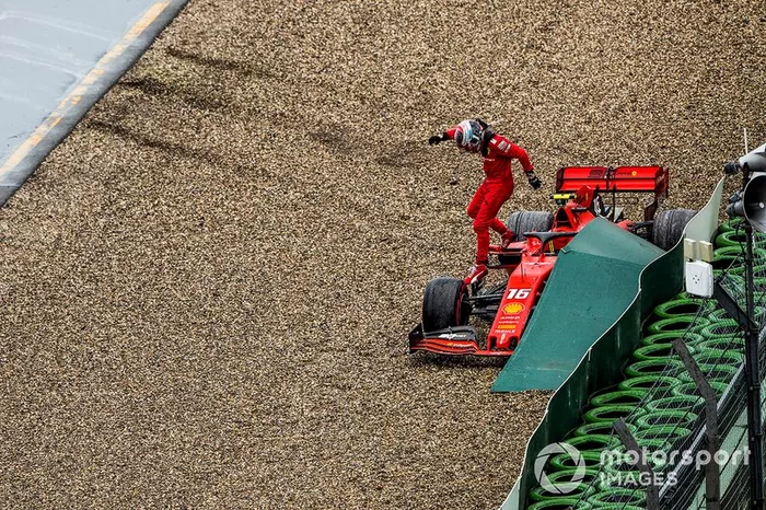 Charles Leclerc, Ferrari, lascia la sua monoposto, dopo l'incidente
