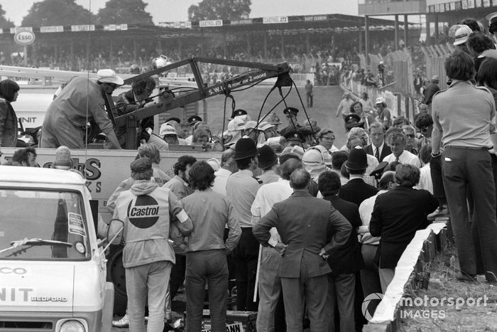 Los vehículos de recuperación retiran los monoplazas dañados después de una colisión en la primera vuelta