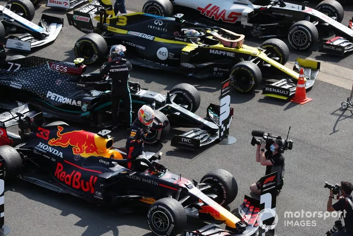 Max Verstappen, Red Bull Racing, 1ª posición, celebra en Parc Ferme