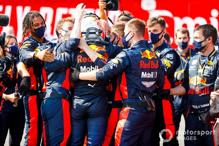 Ganador Max Verstappen, Red Bull Racing, celebra en parc ferme