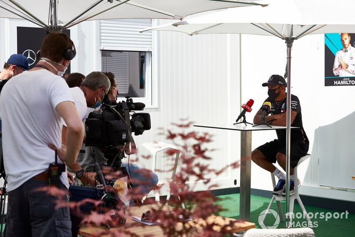 Lewis Hamilton, Mercedes-AMG Petronas F1 con los medios