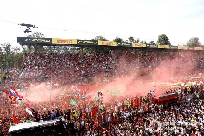 Una gran multitud invade el circuito tras la carrera