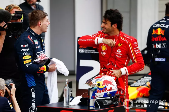 Max Verstappen, Red Bull Racing, 1ère position, Carlos Sainz, Scuderia Ferrari, 3ème position, débriefing au Parc Ferme. 