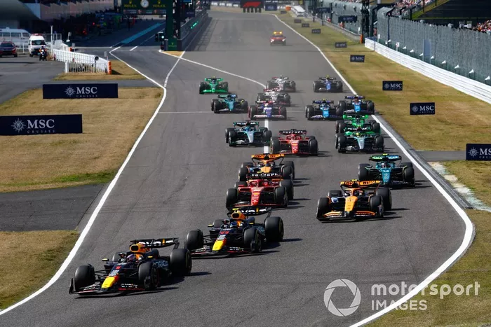 Max Verstappen, Red Bull Racing RB20, Sergio Perez, Red Bull Racing RB20, Lando Norris, McLaren MCL38, Carlos Sainz, Ferrari SF-24, Fernando Alonso, Aston Martin AMR24, Oscar Piastri, McLaren MCL38, le reste du peloton pour la reprise.