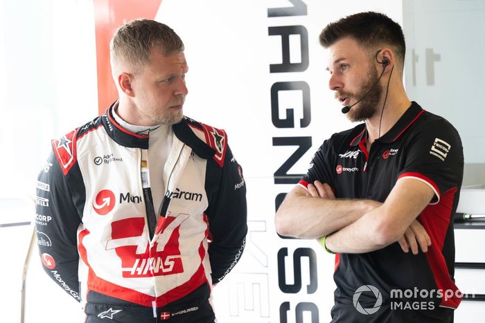 Kevin Magnussen, Haas F1 Team, con un mecánico