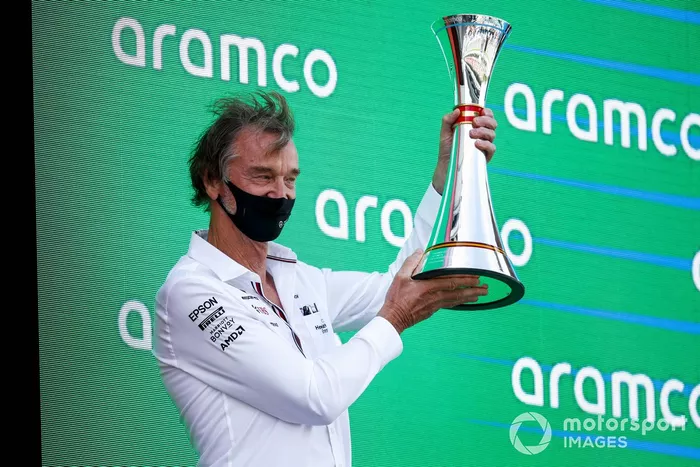 Miembro de Mercedes recoge el trofeo de Constructores
