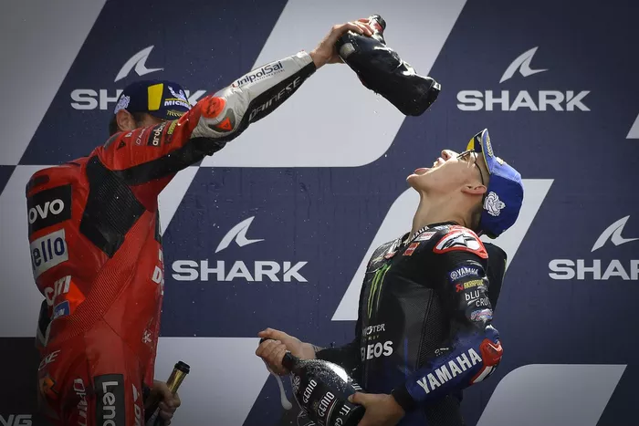 Podio: ganador Jack Miller, Ducati Team le da de beber de su bota al tercer lugar Fabio Quartararo, Yamaha Factory Racing   