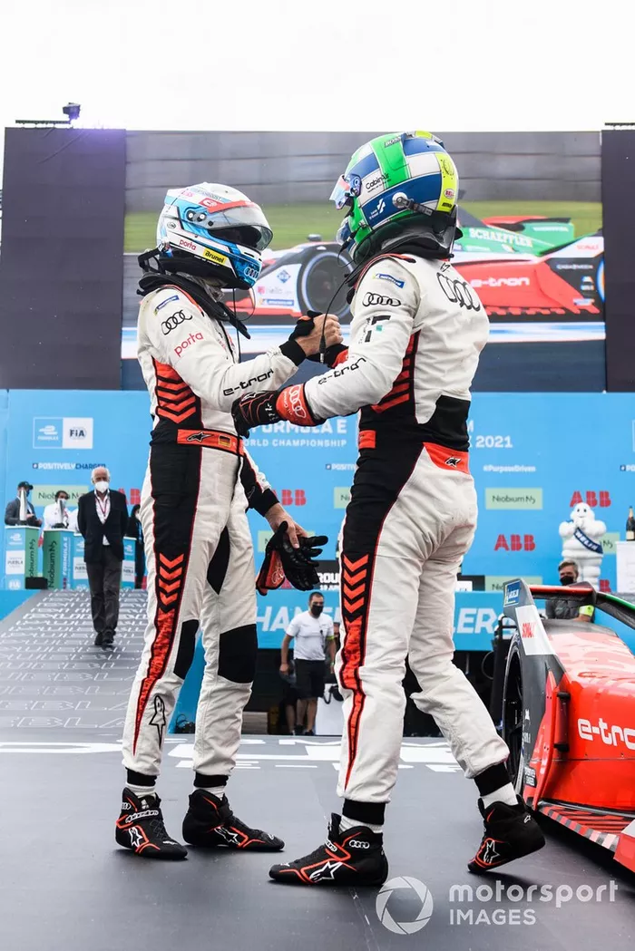 Segundo lugar Rene Rast, Audi Sport ABT Schaeffler, ganador Lucas Di Grassi, Audi Sport ABT Schaeffler, en Parc Ferme